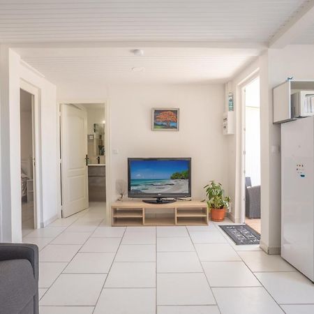 Alpinia - Appt Avec Piscine Partagee Lägenhet Saint-Pierre Exteriör bild